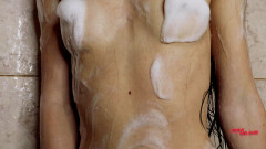 NicoleAndAlex: बाथरूम में गीली छात्रा