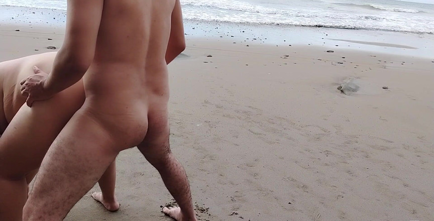 Stepmom_with_big_tits: 외로운 해변에서 나를 오럴하게 만드는 놀라운 새엄마 그리고 무슨 일이 일어났는지 믿지 않을거야