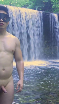 หนุ่มเอเชียกล้ามโตยืดเส้นในสปีดโอยืนข้างน้ำตก แสดงรูตูดแน่นๆ ถอดหมดแล้วแตกพุ่งน้ำเงี่ยนมหาศาล