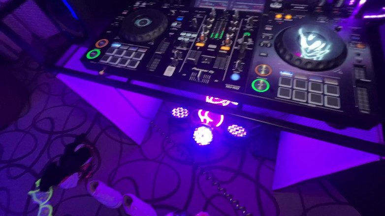 Mr Money Shot & Zoe Grey: Montando la polla de dj caliente hasta correrse por todo...