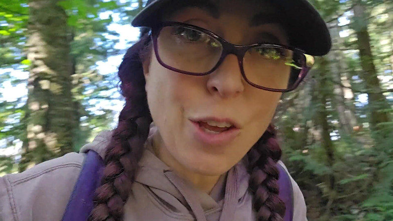 Nerdy_faery: Туристка писает на бревно