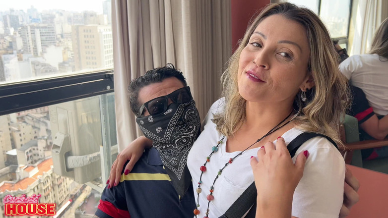 CuckoldHouse: Mamă sexy căsătorită îndeplinește fantezia de a face sex cu 2 străini în...