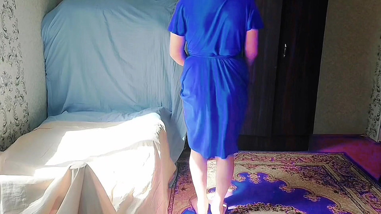 Kitty_Cross: Adorable mariquita estirando brazos después de la dulce siesta