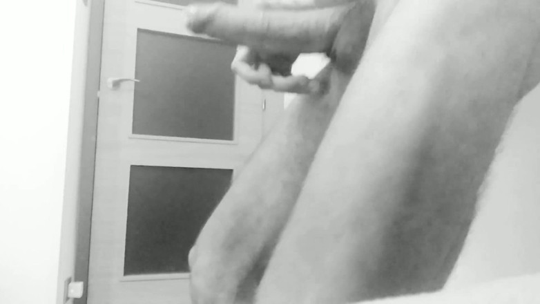 Elvissc: Cowok langsing ini lagi asik masturbasi sama kontol besar pria...