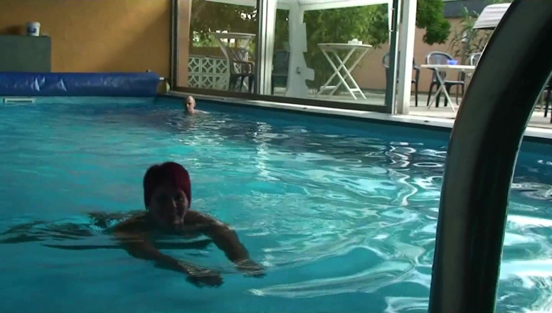 Anna Devot: Annadevot - Masturbating at the pool