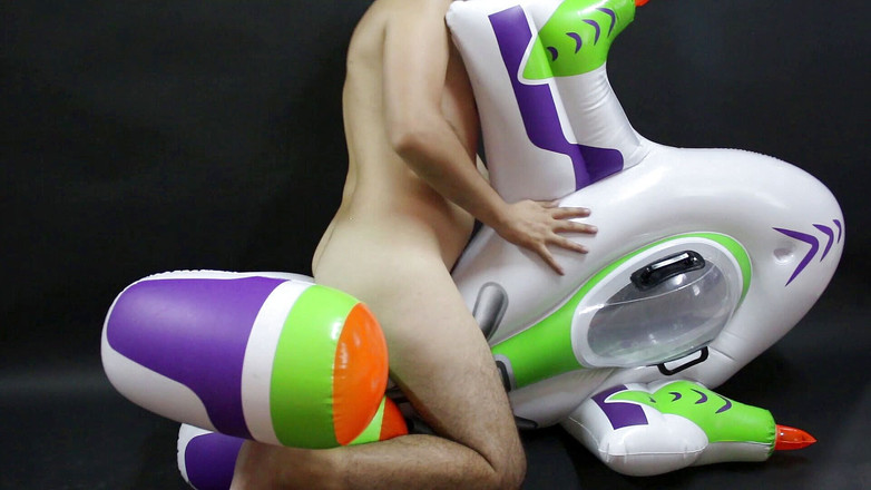 Inflatable Lovers: Plovák nafukovací kosmické lodi