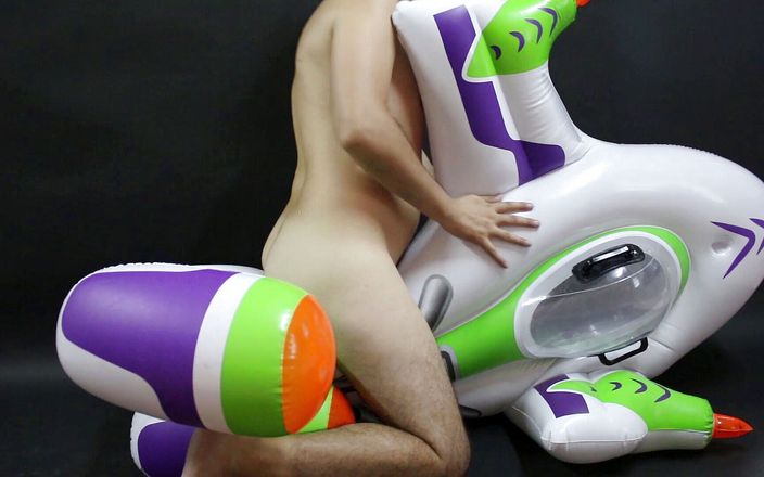 Inflatable Lovers: Flotador inflable