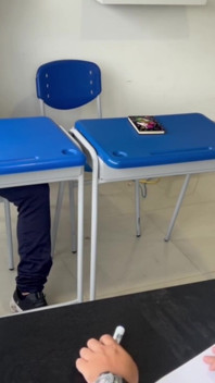 Mara kommer alltid sent till klassrummet och knullar läraren för att få henne att lämna