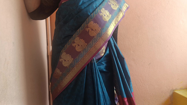 Inba: Соседская замужняя женщина показывает структуру на лестнице