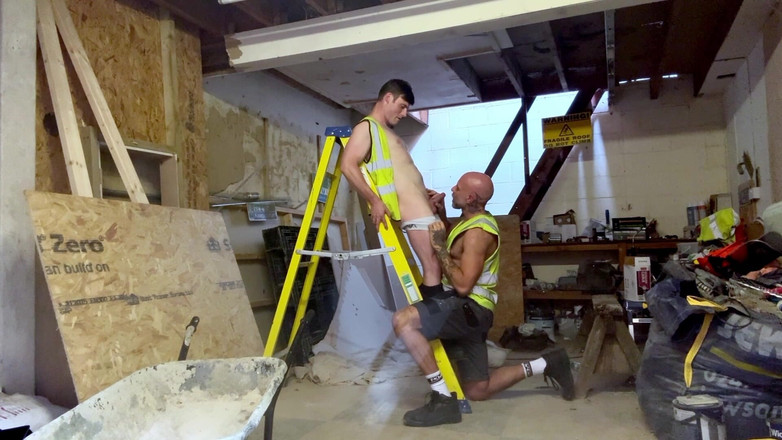 Zach Elliott: Serviço de construção Hi-vis Oral Overtime na oficina