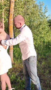 Il piccolo di una teen viene allungato al tramonto