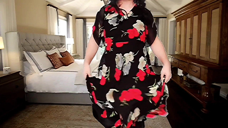 Kitty_Cross: Une danseuse sexy trompe sa belle-mère avec ses robes dans...