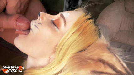 Sweetie Fox: Lieverd Fox op zijn hondjes, zuigen en klaarkomen in de...