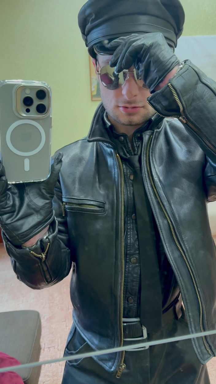 KinkySirius: Polițistul Kinkysirius, îmbrăcat complet în piele, a pus în scenă un striptease în fața...