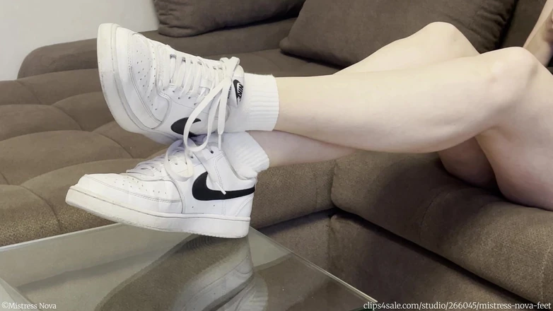 Mistress Nova Feet: Mistress Nova - Sneaker bianco stuzzica