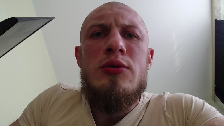 Hunky time: Șeful heterosexual domină și umilește