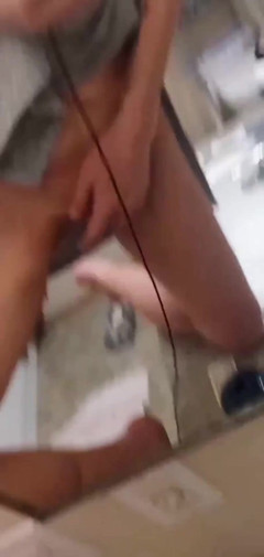 Sinful Sunday: Orgasme intens di meja kamar mandiku