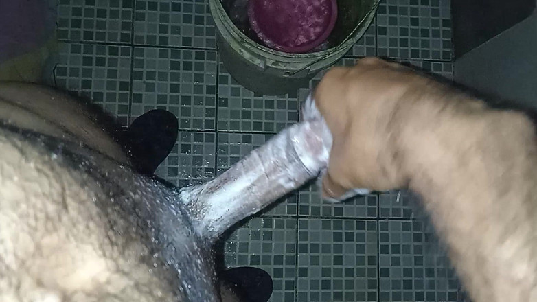 Cute boy jerks off: Un tip homosexual se masturbează gândindu-se la partenerul său care...