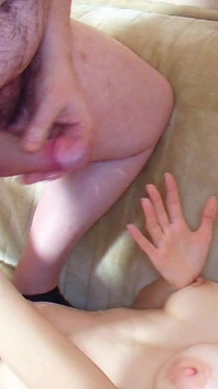 Rijpe sekspsycholoog zorgt voor koppels omdat ze hulp nodig hebben