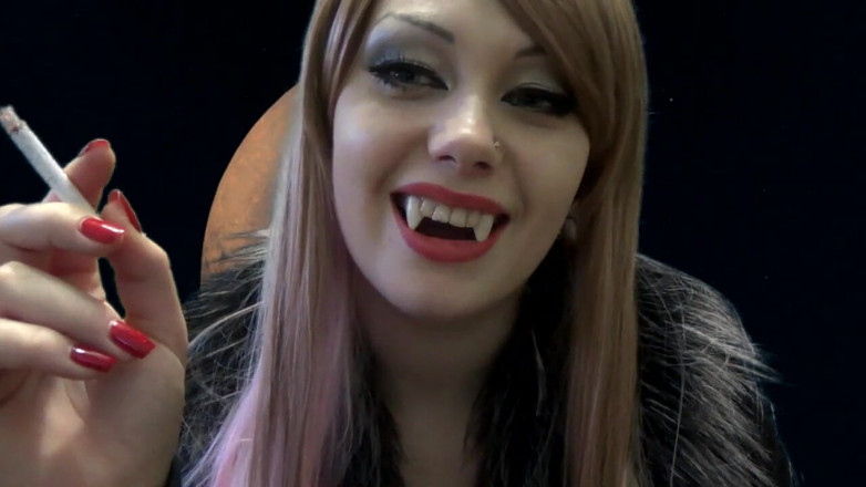 Goddess Misha Goldy: Sexig ond vampyr röker och pratar med dig!