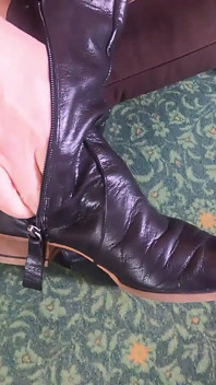 Tu aimes mes bottes noires et mes bas bruns ?