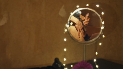 Jerking studs: Round mirror