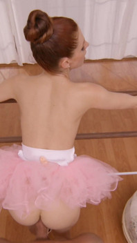 Rudowłosa balerina Lina Joy zalana w studio prób