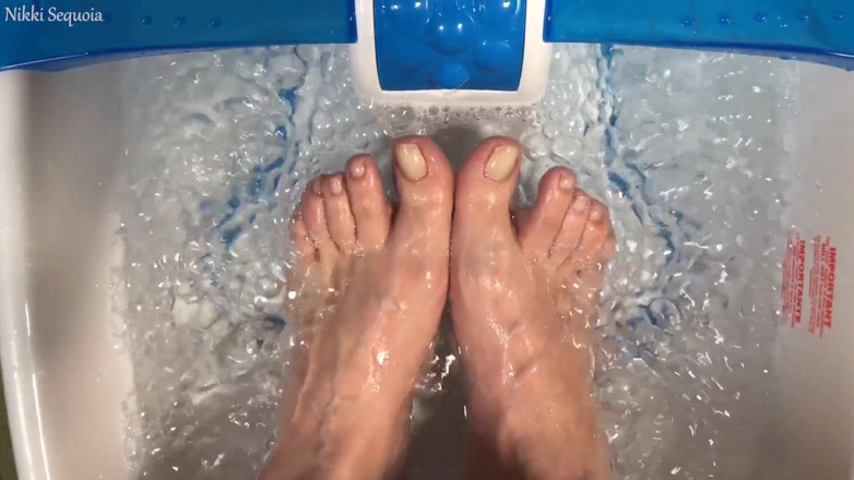 Nikki's Fetishes: Wiggle namaczania stóp toe