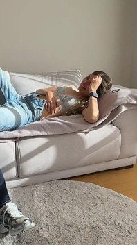 İki lezbiyen güçlü kokulu ayaklara sahip kadın güreş maçı yapıyor