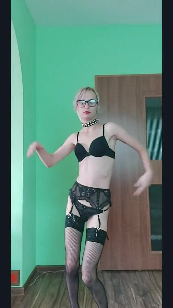 Wet Pussy Fuck: Une strip-teaseuse de dix-huit ans danse