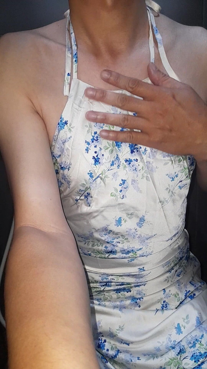 Naomisinka: Mặc quần áo xuyên thấu khi mặc satin halter váy cổ