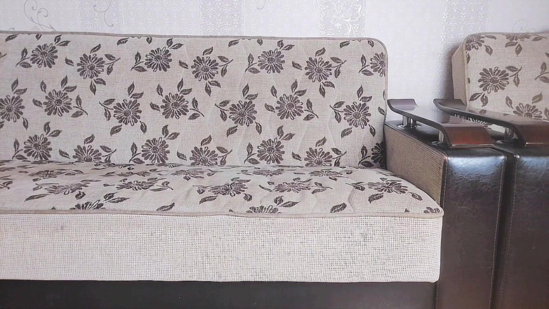 Kitty_Cross: Fată transsexuală uimitoare care fixează conturul de ochi cu mâinile...