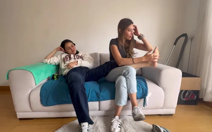 scarlettandc: My Girlfriend Shows Me Her Fetish by Smelling and Massaging...