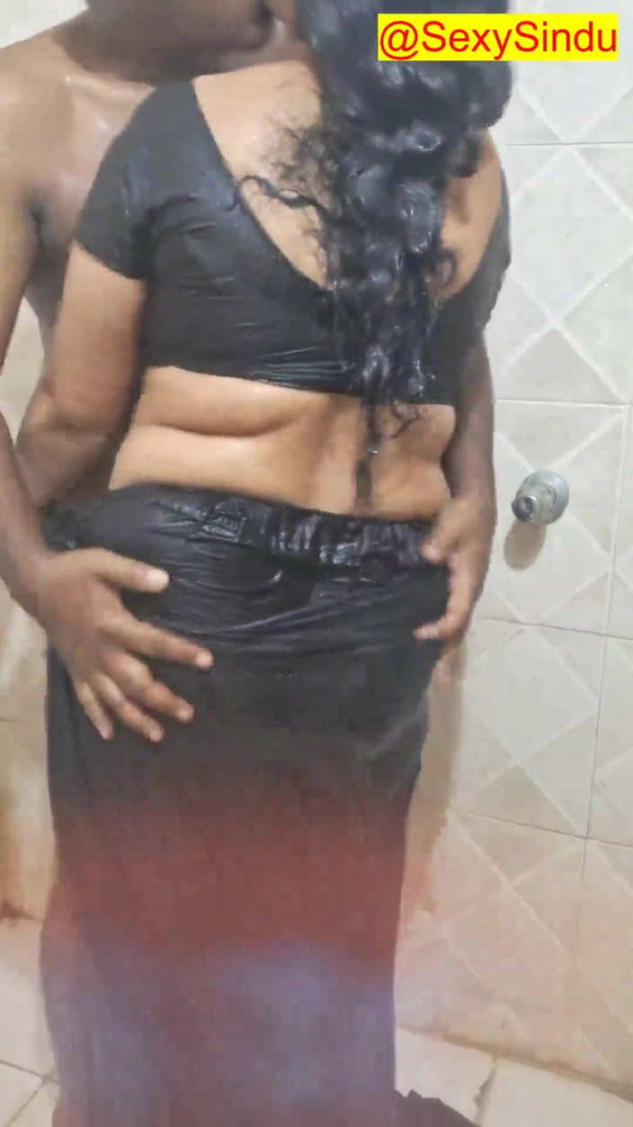 Sexy sindu: Indická manželka MILF se koupe v Sárí