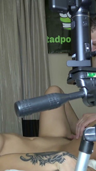 エイプリル・オルセンがフェイシャルで二人の男と遊ぶ