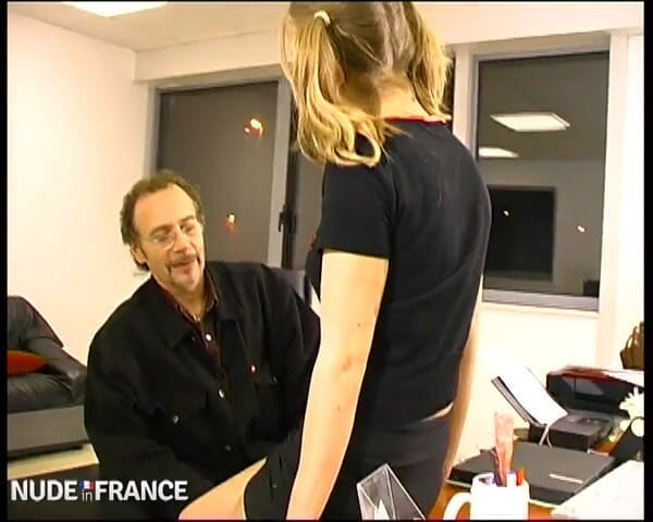 La France a Poil: 外国人生徒の一人を叩くフランス人教師。