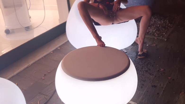 Dirty Molly: เสี่ยงพ่นน้ำเงี่ยนกลางถนน