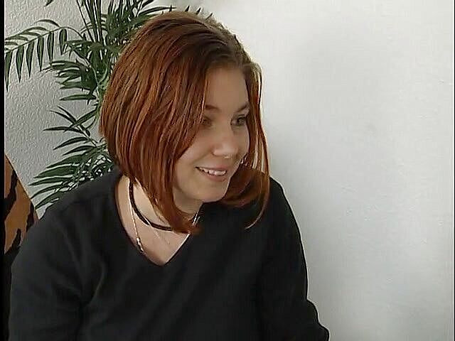 Lucky Cooch: Pelacur rambut cokelat nyepong kontol ngaceng di seks threesome jadul