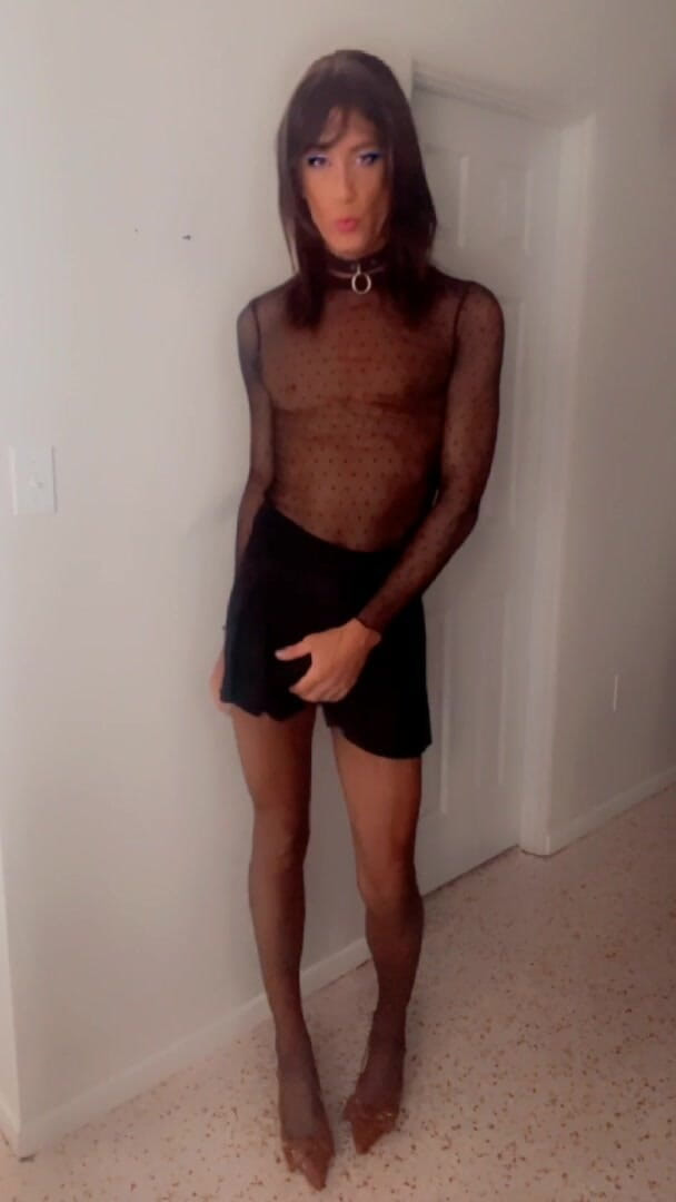 TVI Studios Val Parker: Naylon örgülü etek ve siyah külotlu çorapla travesti