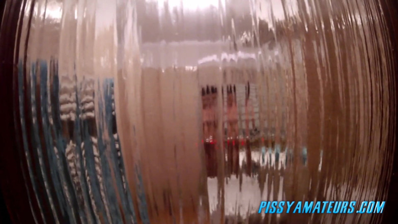 Pissy Amateurs: Chica sexy tetona hace pis en la ducha
