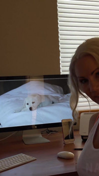 Prsatá blonďatá děvka manželka jezdí na sybian pro fanouška