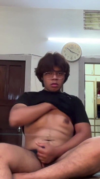 Nadržená desi twink děvka ztrácí doma kontrolu