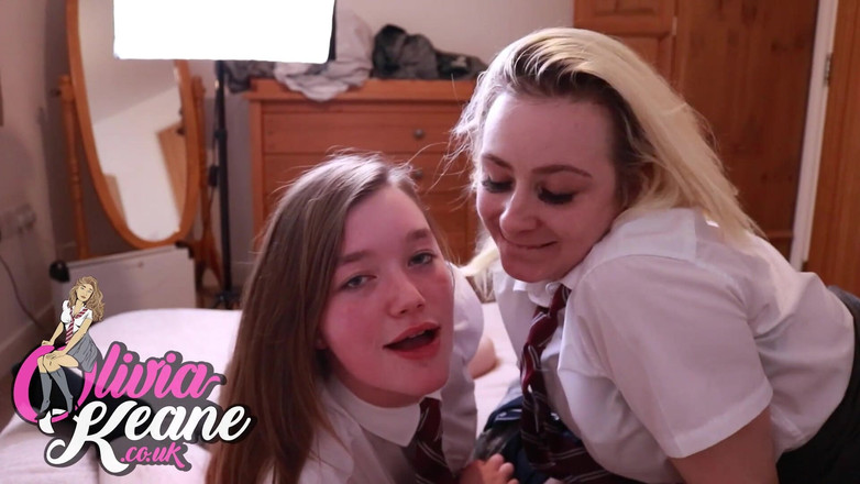 Olivia Keane: 18 岁的 Olivia Keane 身上的 70 多次射精！！