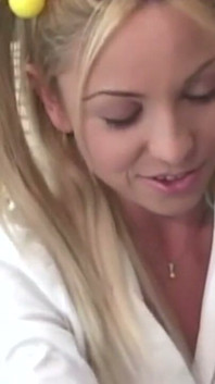 Blonde milf Kelly berijdt haar dekhengst hartstochtelijk in bed