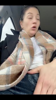 Sledujte, jak si hraji v autě