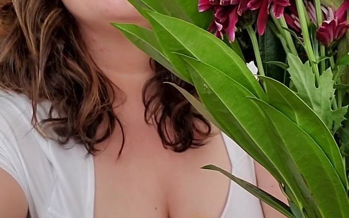 KinkyKatie: Quando i ragazzi mi comprano dei fiori, faccio delle foto...