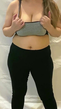 Heißes yoga mit mami in engen leggings und sport-bh