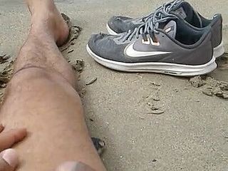 Boy top Amador: Masturbation en plein air sur la plage