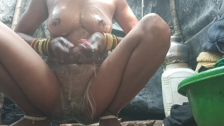 Sexy jaan: Yenge ka aaj nahate hue video banaa liya