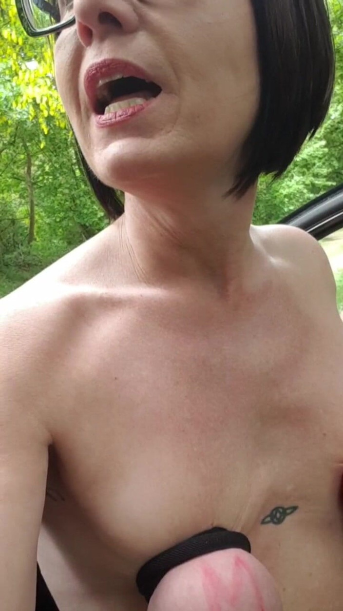 JulieEroticDress: 줄리가 도로 옆에서 벌거벗은 채로 끌고 간다♬